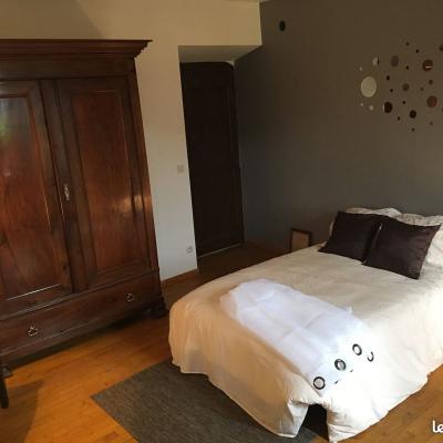 Une Chambre Avec Un Lit Double